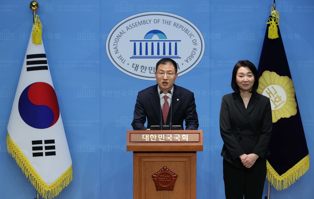 김상욱 무소속 의원이 15일 서울 여의도 국회 소통관에서 이재명 더불어민주당 대선 후보 지지선언을 하고 있다. 이상섭 기자