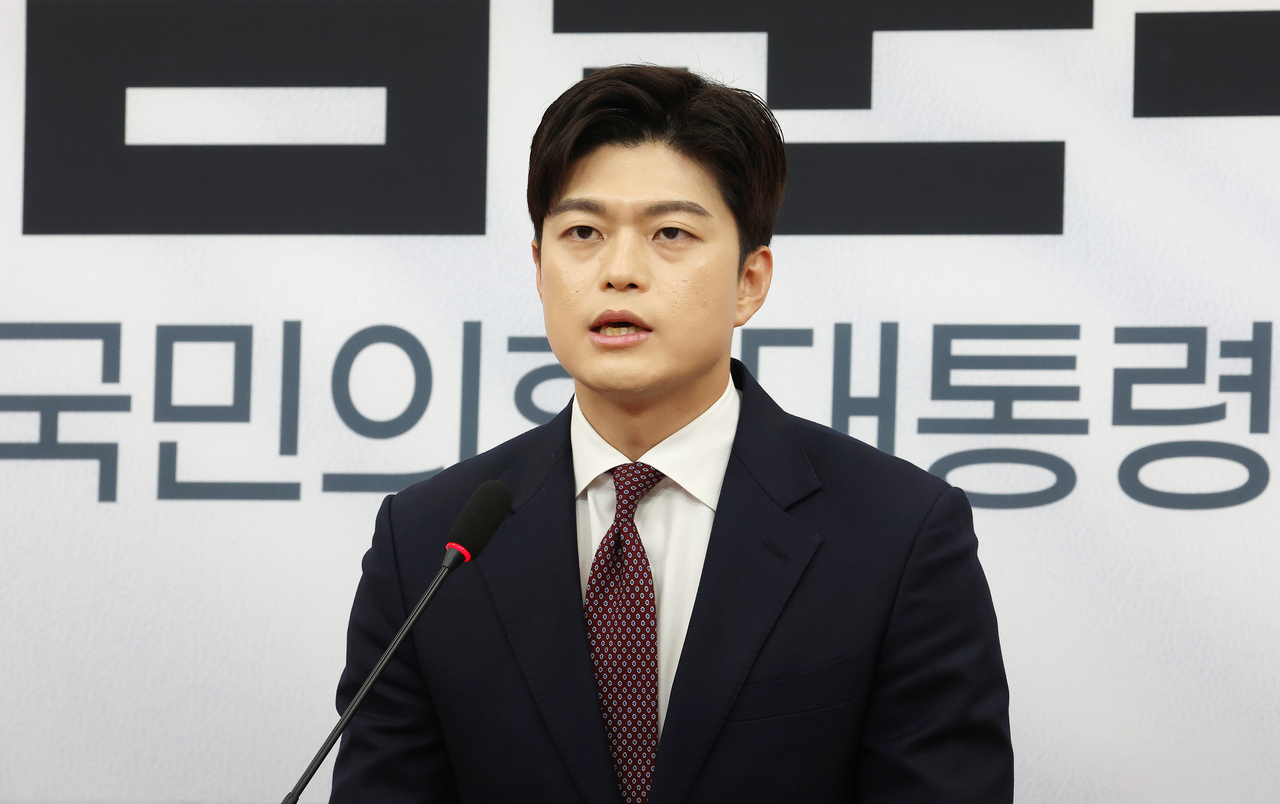 Kim Yong-tae, new interim leader of the People Power Party, speaks during a press briefing at the National Assembly in Seoul, Thursday afternoon. (Yonhap)