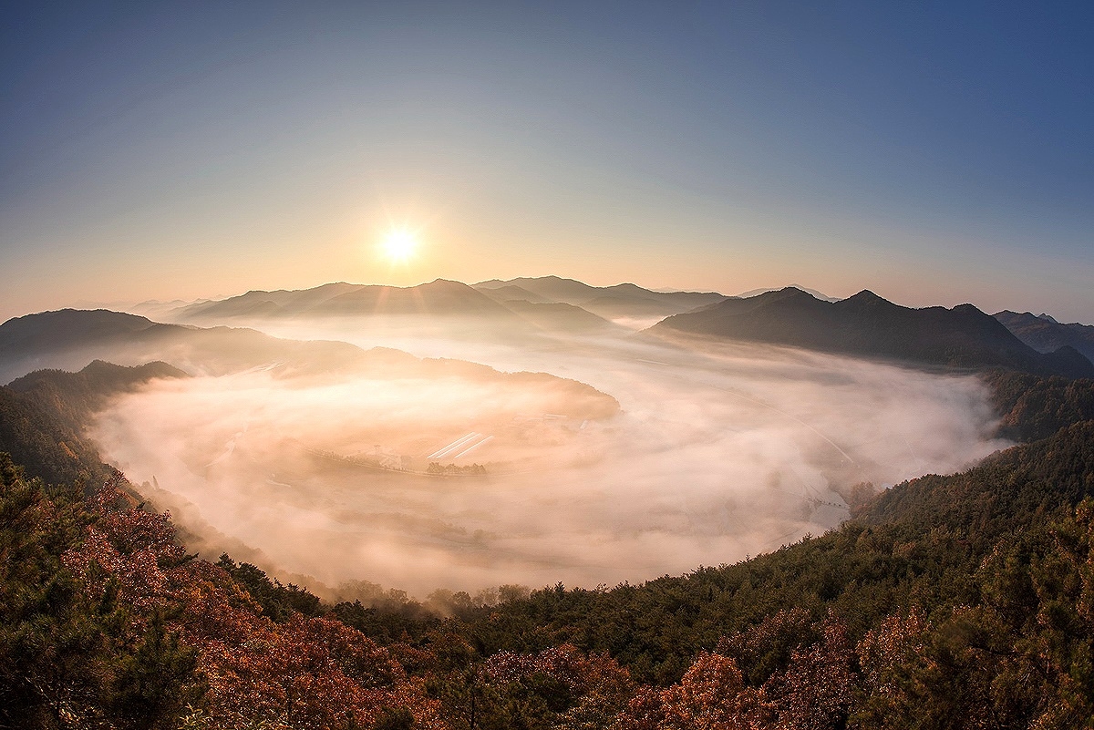 운무에 쌓인 회룡포전경[예천군 제공]