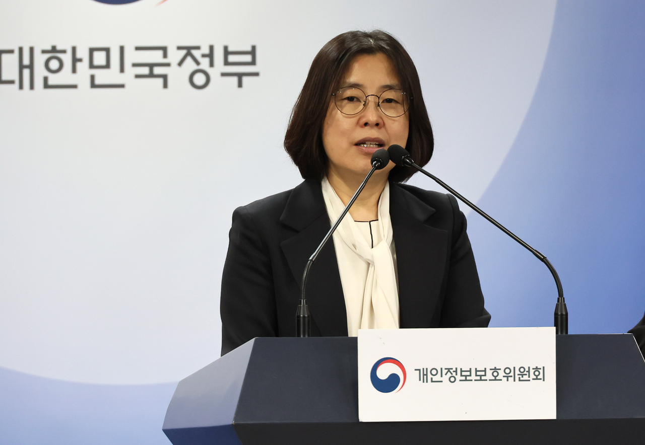 Kim Hae-sook, chief of the investigation division 1 of the Personal Information Protection Commission, holds a briefing regarding the fine imposed on Temu for violating the Personal Information Protection Act on Thursday, at the Seoul Government Complex in Jongno, Seoul.  (Yonhap)