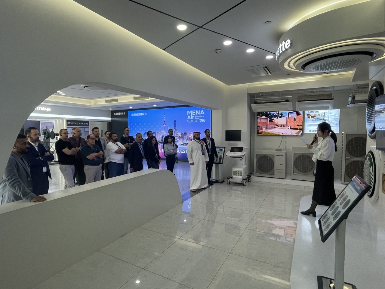 삼성전자가 중국 쑤저우와 상하이에서 튀르키예, 사우디아라비아, 아랍에미리트(UAE) 등 8개 국가 40여 명의 공조 전문인력이 참석한 가운데 ‘2025 삼성 중동 에어솔루션 데이’ 행사를 열었다. [삼성전자 제공]