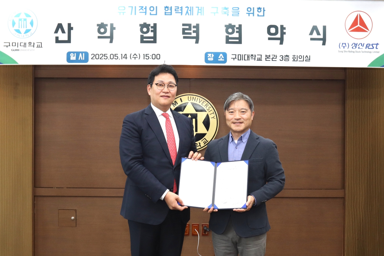 이승환 총장(사진오른쪽)과 박경택 사장이 기념촬영을 하고 있다. [구미대제공]