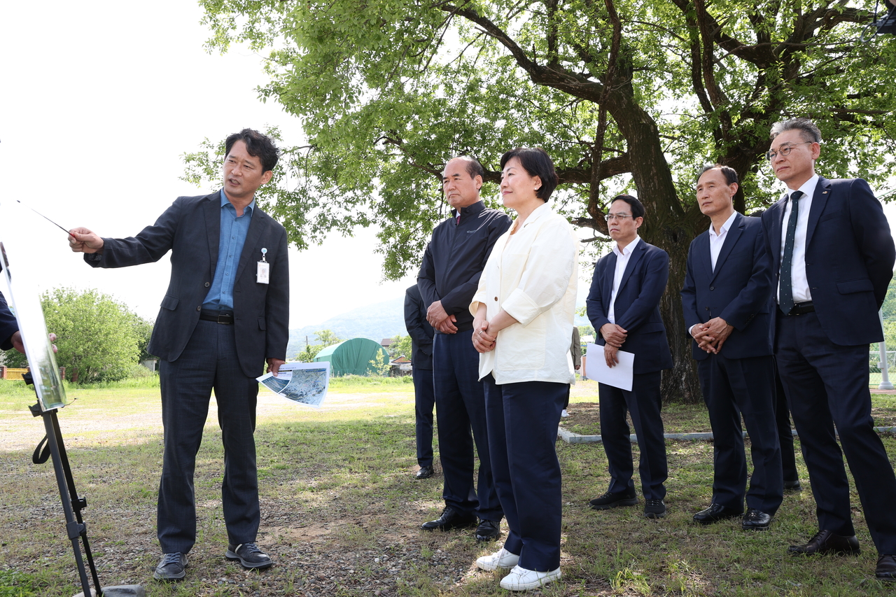14일 송미령 농림축산식품부 장관이 상주시  청리면 덕산지구 농촌공간정비사업 현장을 방문해 사업 시행 점검 현황을 설명듣고 있다. [상주시 제공]