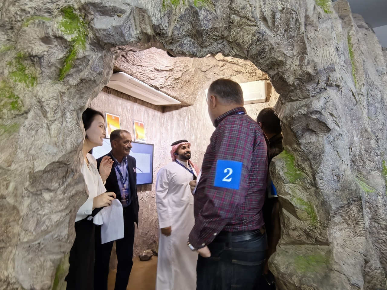 삼성전자가 중국 쑤저우와 상하이에서 튀르키예, 사우디아라비아, 아랍에미리트(UAE) 등 8개 국가 40여 명의 공조 전문인력이 참석한 가운데 ‘2025 삼성 중동 에어솔루션 데이’ 행사를 열었다. [삼성전자 제공]