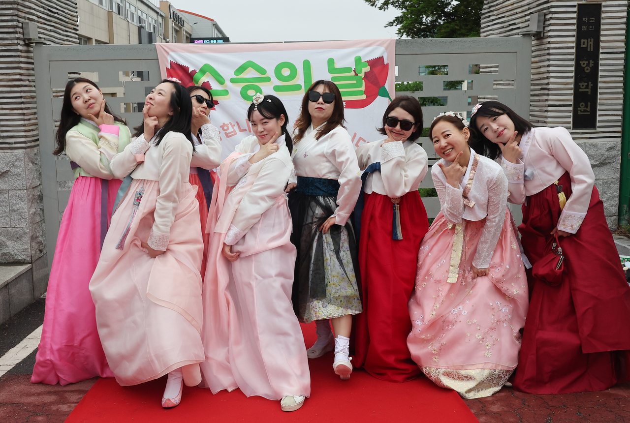 Teachers at Maehyang Middle School in Paldal-gu, Suwon, Gyeonggi Province, wear hanbok for Teachers' Day event, Thursday. (Yonhap)