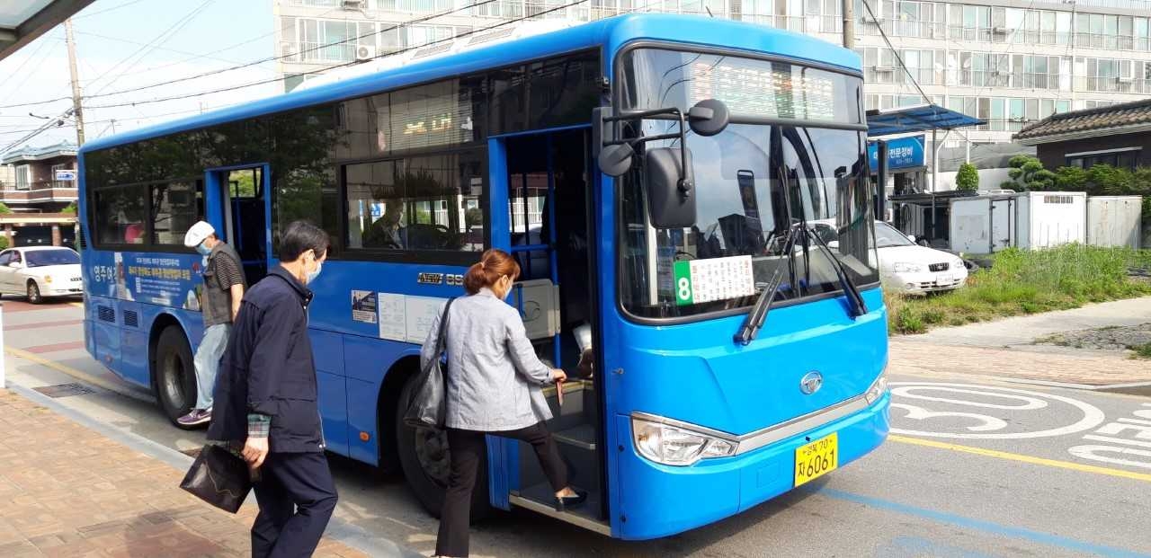 영주시가 7월 1일부터  70세 이상 지역 어르신을 대상으로 시내버스 무료승차 사업을 시행한다.사진은 시내버스를 이용하는 시민모습[영주시제공]