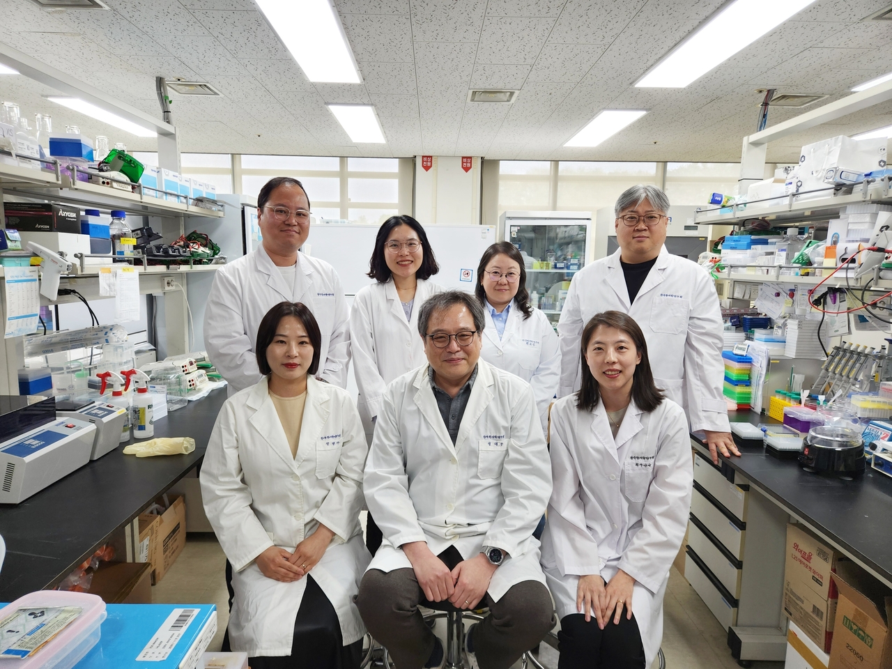 한국한의학연구원의 정명아(앞줄 왼쪽부터 시계반대방향)·김태수·최수산나·정동호·편보정·이주영·지건영 박사 [한국한의학연구원 제공]