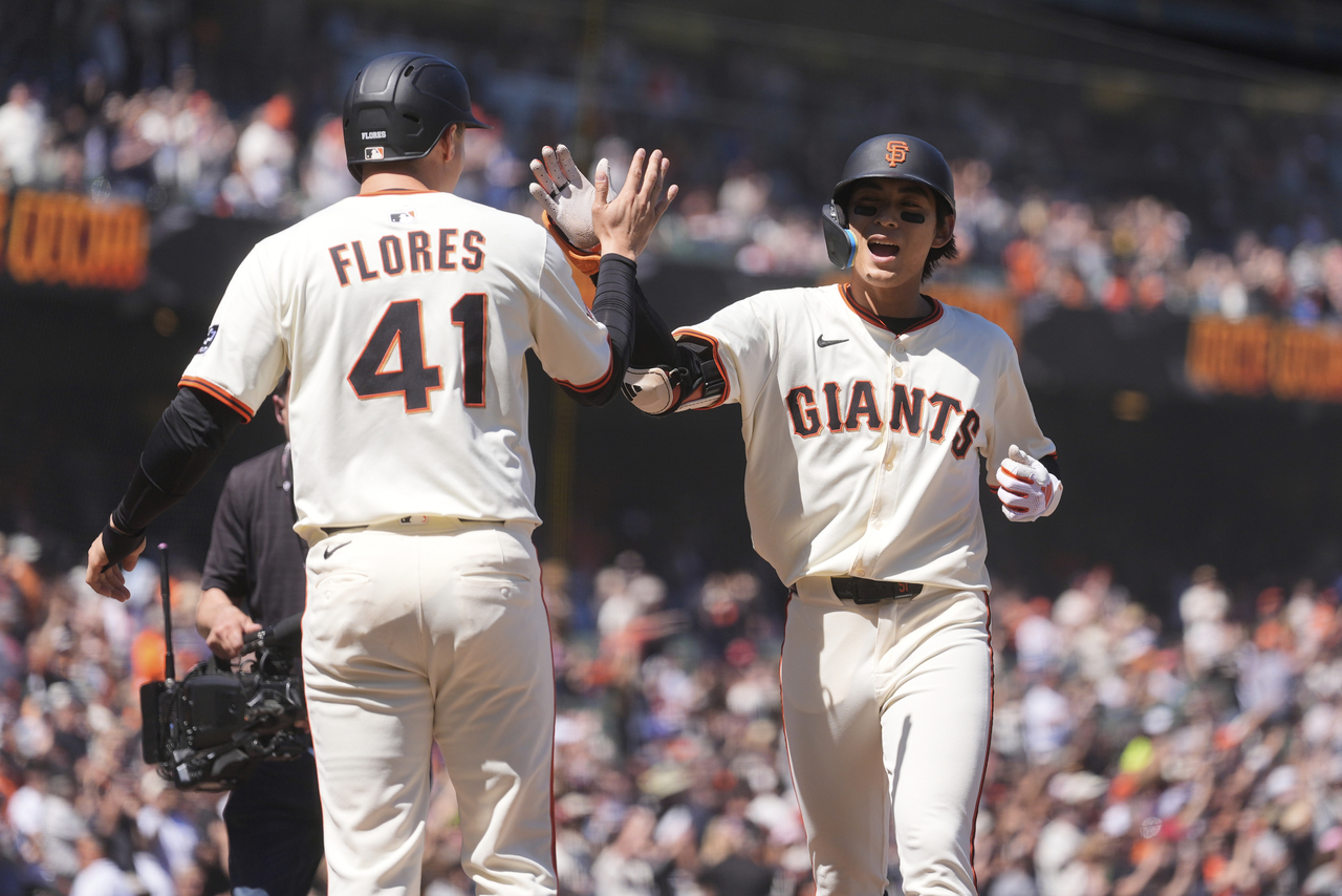 이정후가 15일(한국시간) 2025 MLB 정규시즌 애리조나 다이아몬드백스와 홈경기에서 7회 투런 홈런을 터뜨린 후 홈을 밟으며 동료와 하이파이브를 하고 있다.  [AP]