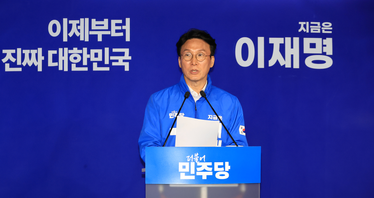 김민석 더불어민주당 상임공동선대위원장이 15일 서울 여의도 중앙당사에서 기자간담회를 하고 있다. [연합]