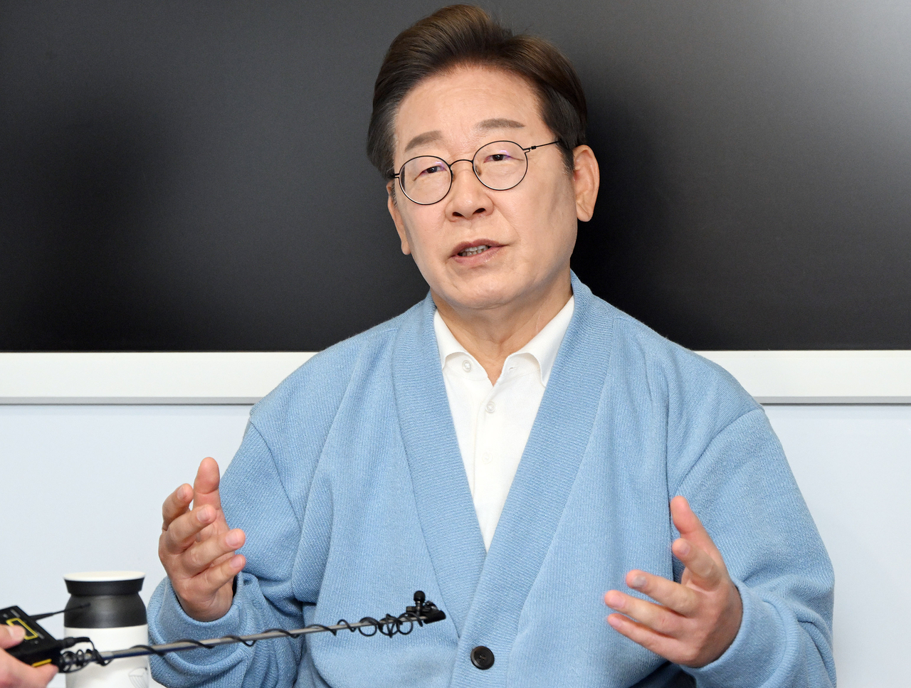 이재명 더불어민주당 대선 후보가 15일 경남 하동군 화개장터를 방문, 대형버스 안에 마련된 방송스튜디오에서 유튜브 라이브 방송을 마친 후 취재진과 인터뷰하고 있다. [연합]