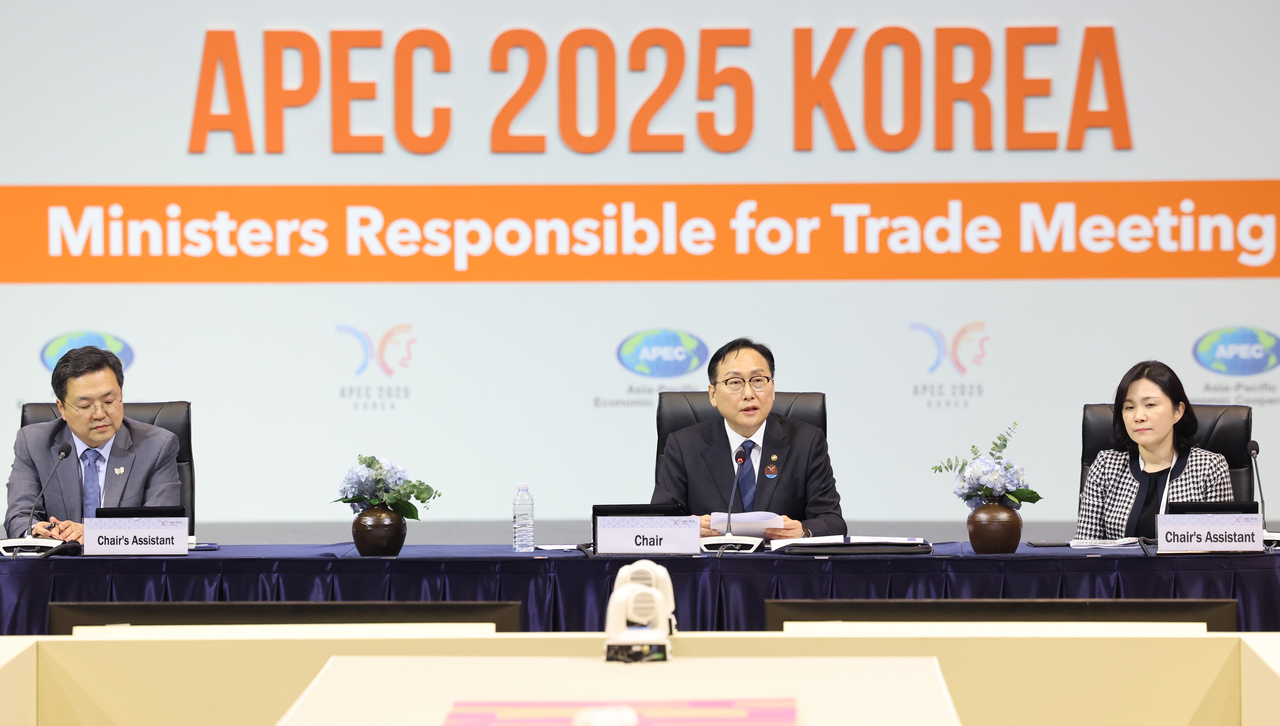 15일 오후 서귀포시 제주국제컨벤션센터에서 열린 APEC 2025 통상장관회의 개회식에서 정인교 산업통상자원부 통상교섭본부장이 개회사를 하고 있다. [연합]