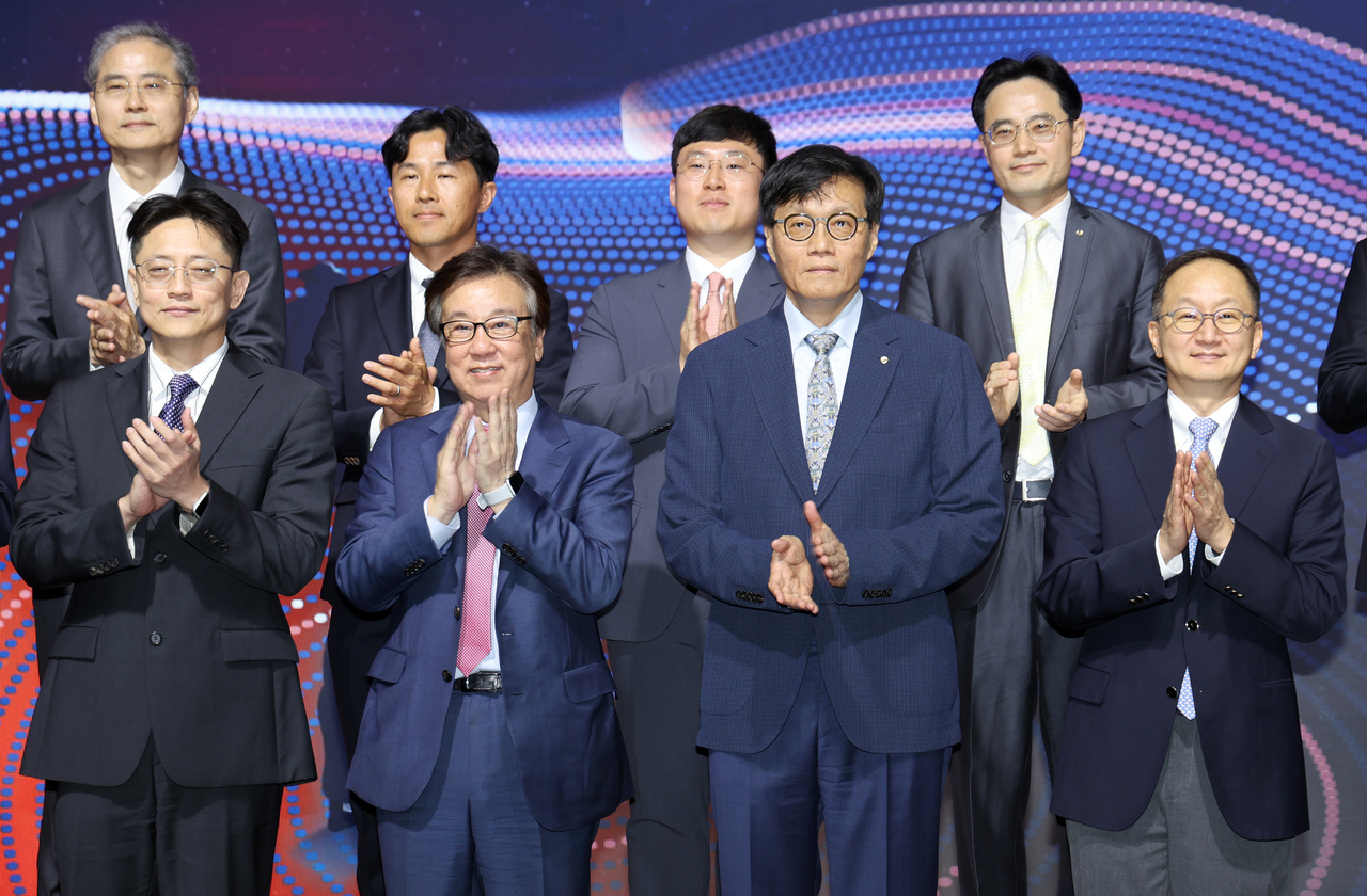 이창용 한국은행 총재는 15일 노인빈곤 문제를 해결하기 위해 주택연금 등을 활성화해야 한다고 강조했다. 사진은 15일 세종시 한국개발연구원(KDI)에서 열린 KDI-한국은행 공동 심포지엄 ‘초고령사회의 빈곤과 노동: 정책 방향을 묻다’에서 조동철 KDI 원장(아랫줄 왼쪽 두 번째)을 비롯한 주요 참석자들과 함께 기념 촬영을 하고 있는 이창용 한국은행 총재(아랫줄 오른쪽 두 번째) [연합]