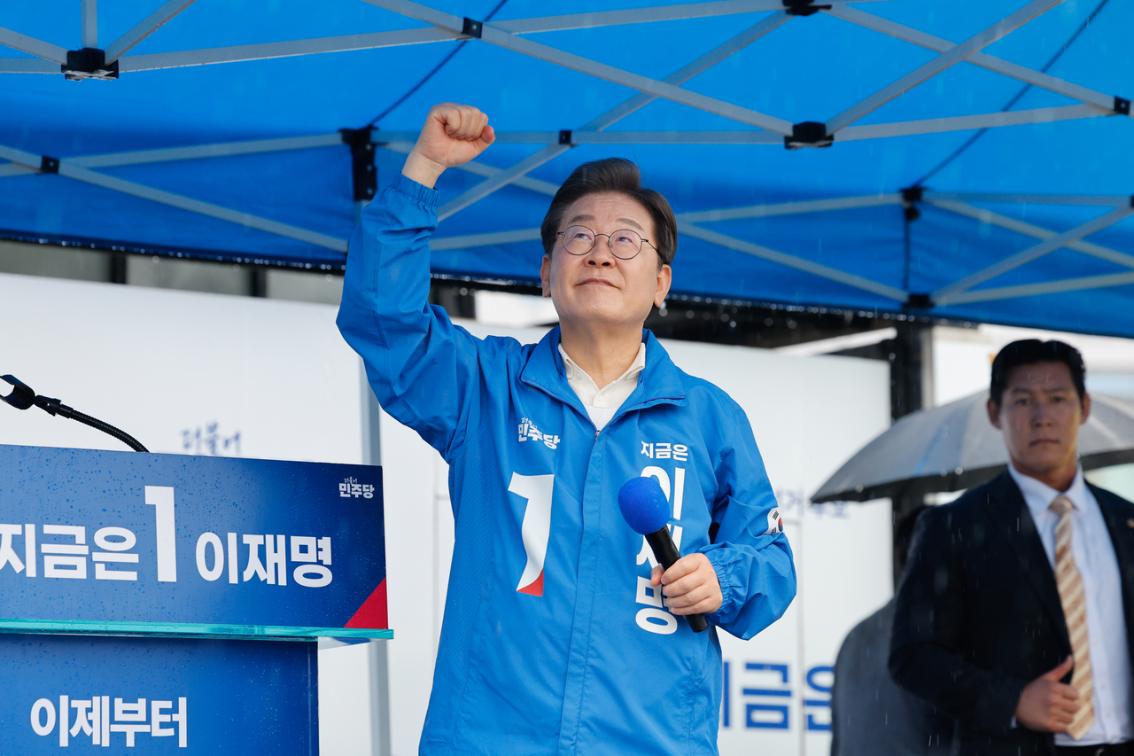 이재명 더불어민주당 대선 후보가 15일 전남 여수시 이순신 광장에서 열린 집중 유세에서 연설하고 있다. 2025.5.15 [공동취재] [연합]