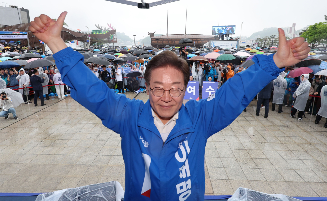 이재명 더불어민주당 후보가 15일 전남 여수시 이순신광장에서 열린 집중유세에서 연설을 마치고 기념 촬영하고 있다. [연합]