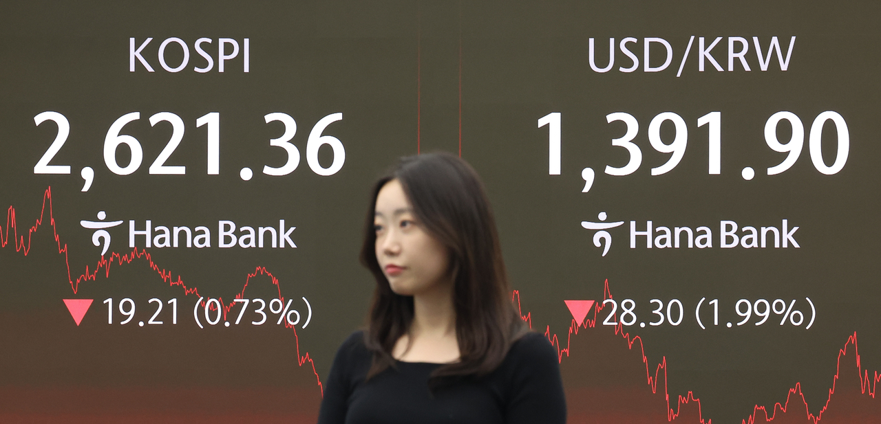 An electronic board showing the Korea Composite Stock Price Index at a dealing room of the Hana Bank headquarters in Seoul on Thursday. (Yonhap)
