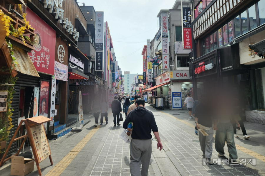 지난 14일 오후 경기 수원시 수원역 인근 로데오거리 모습. 이영기 기자.