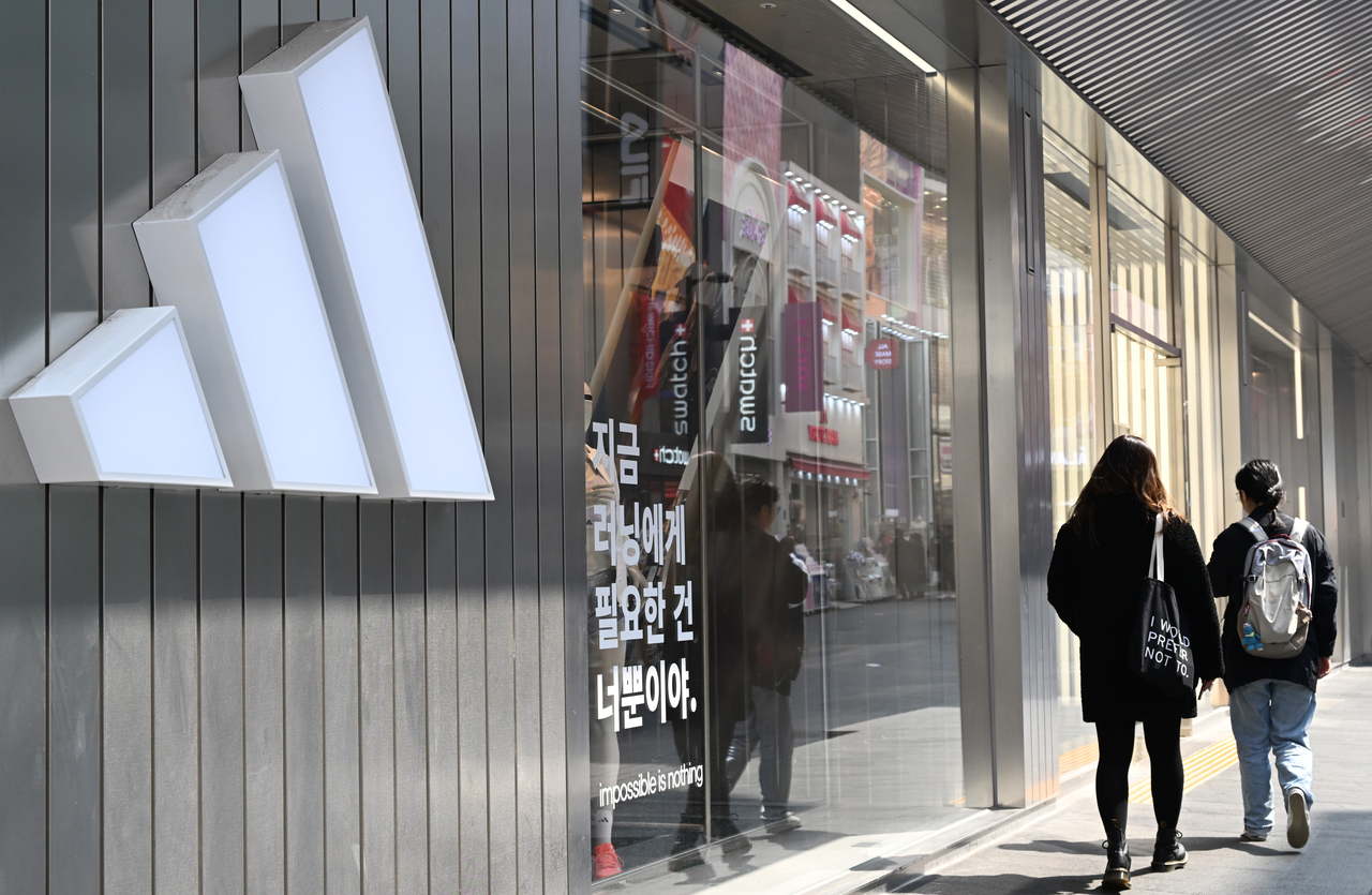 29일 서울 중구 명동 아디다스 브랜드 플래그십 서울 점포앞으로 관광객들이 지나고 있다. 임세준 기자
