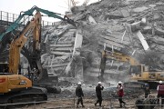 “30층이 와르르”…시신 92구 수습한 대형 참사, 빌딩 건설사 대표 등 15명 체포