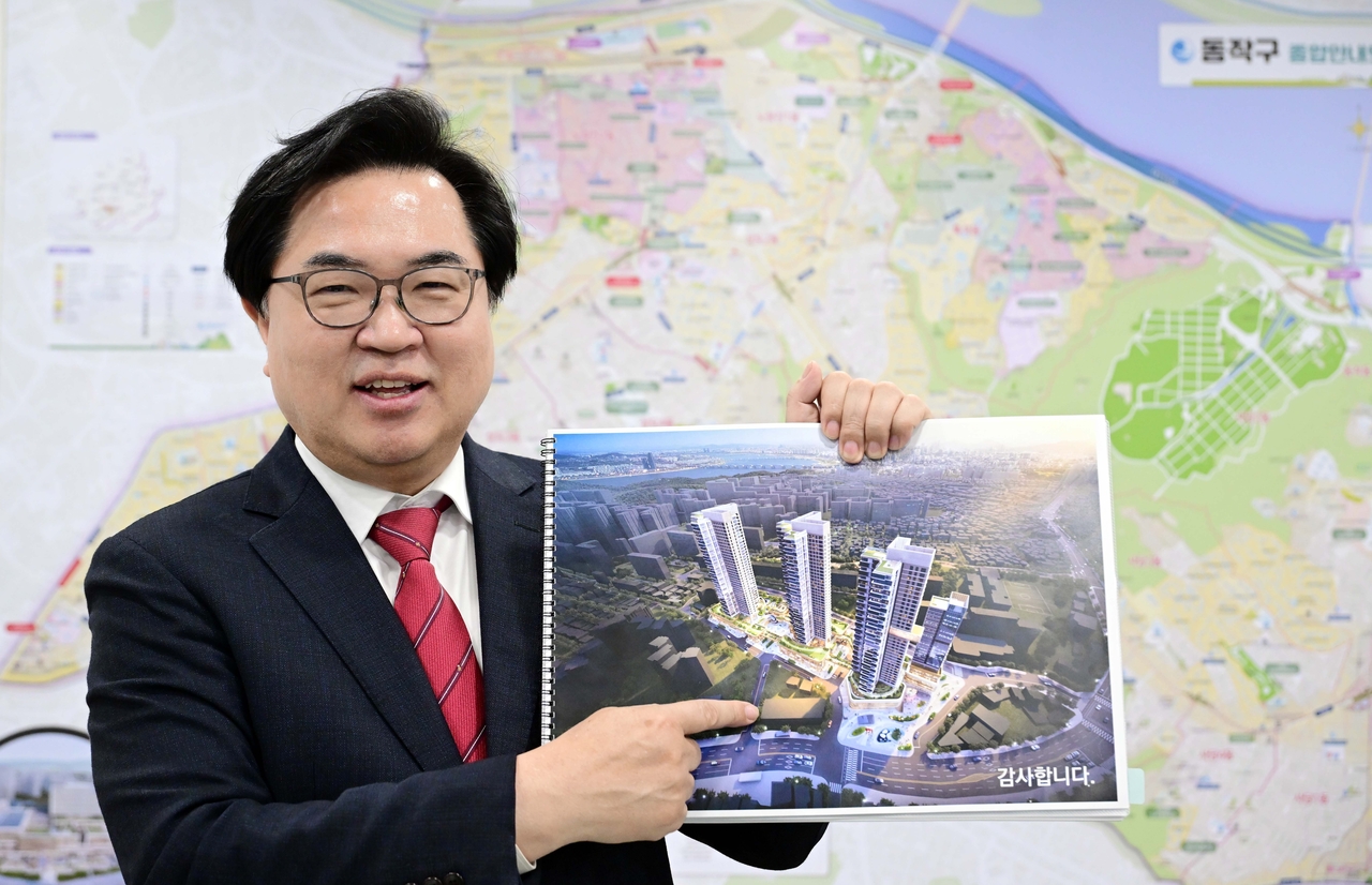 박일하 서울 동작구청장이 최근 서울 동작구청에서 헤럴드경제와 인터뷰를 진행했다. 박 구청장이 남성역 활성화 사업 조감도를 보여주고 있다. 이상섭 기자