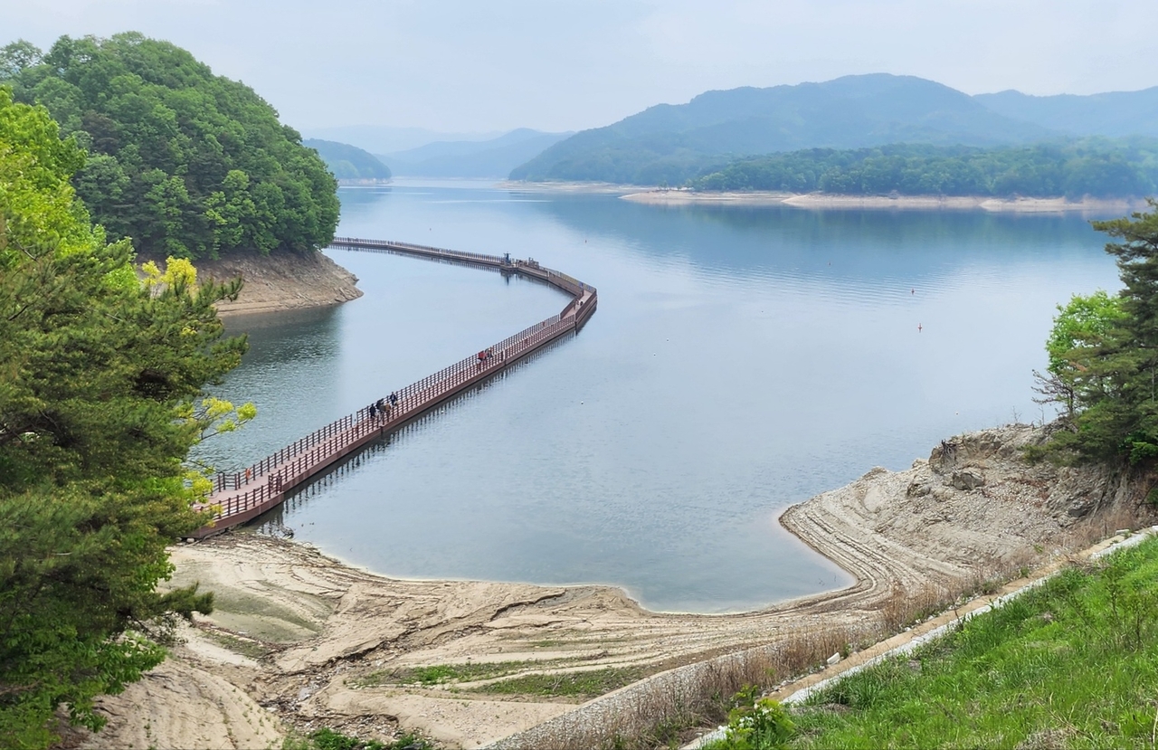 The floating bridge “Seonseongsusang-gil” over Lake Andong in Andong, North Gyeongsang Province (Choi Si-young/The Korea Herald)