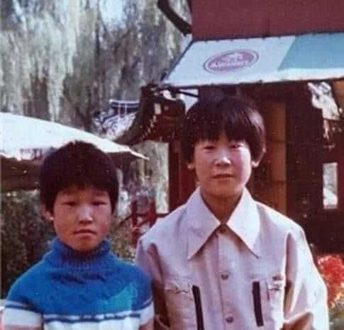 Lee Jae-myung (right) and his younger brother (Courtesy of Lee Jae-myung's Instagram)