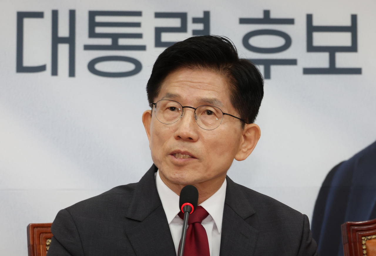 Kim Moon-soo, the presidential candidate of the conservative People Power Party, speaks during a meeting of the National Election Commission at the National Assembly in Seoul on Thursady. (Yonhap)