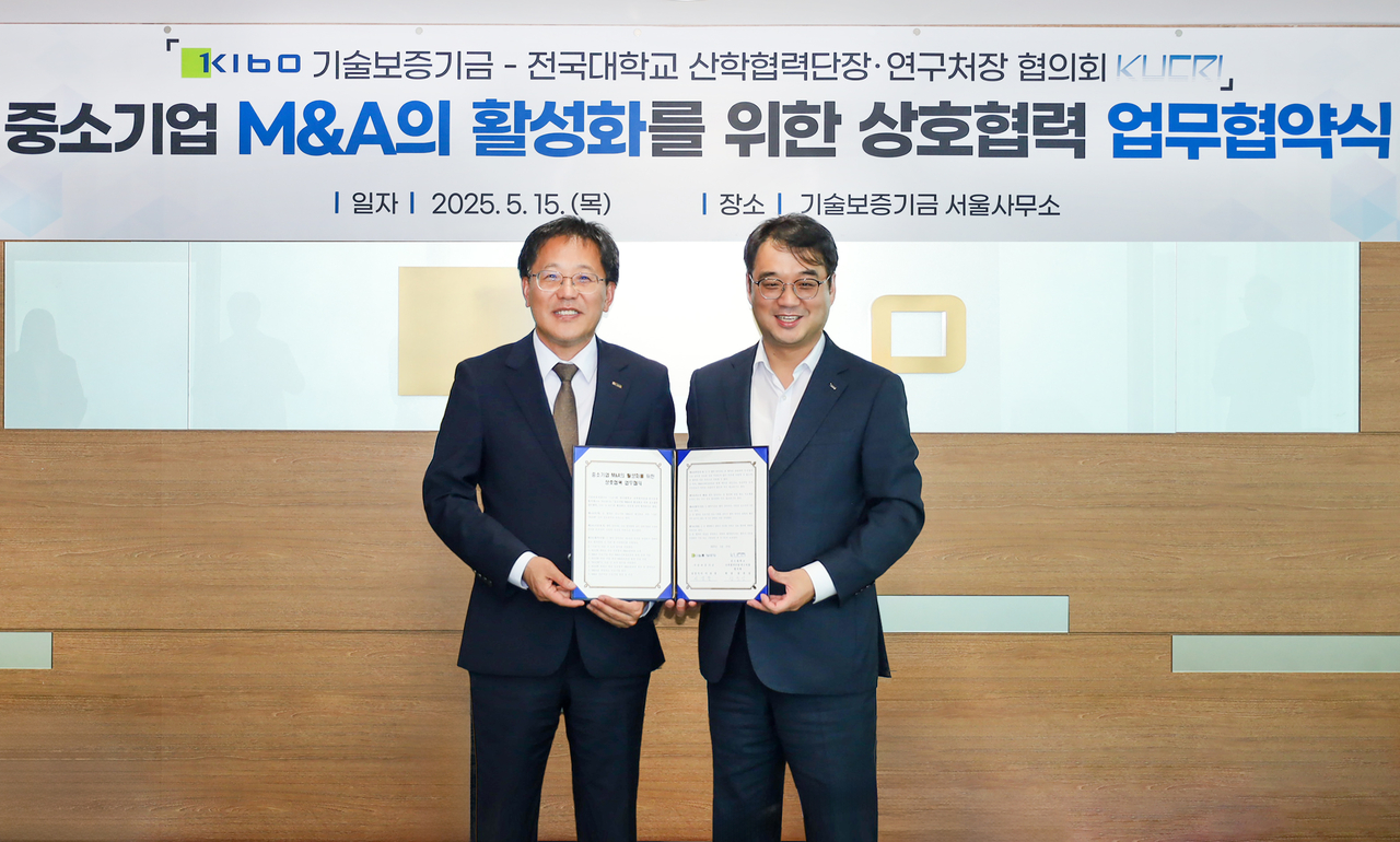 이상창 기술보증기금 이사(왼쪽)와 장철성 전국대학교산학협력단장·연구처장협의회 회장이 업무협약 후 기념촬영을 하고 있다. [기술보증기금 제공]