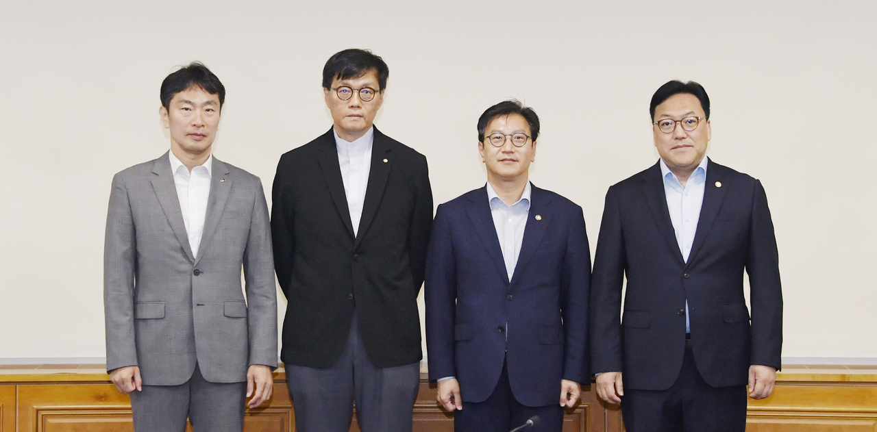 김범석(왼쪽에서 세번째)  기획재정부 장관 직무대행이 16일 오전 서울 중구 은행회관에서 열린 ‘거시경제·금융현안 간담회’를 주재, 회의 시작에 앞서 기념촬영을 하고 있다. [기획재정부 제공]