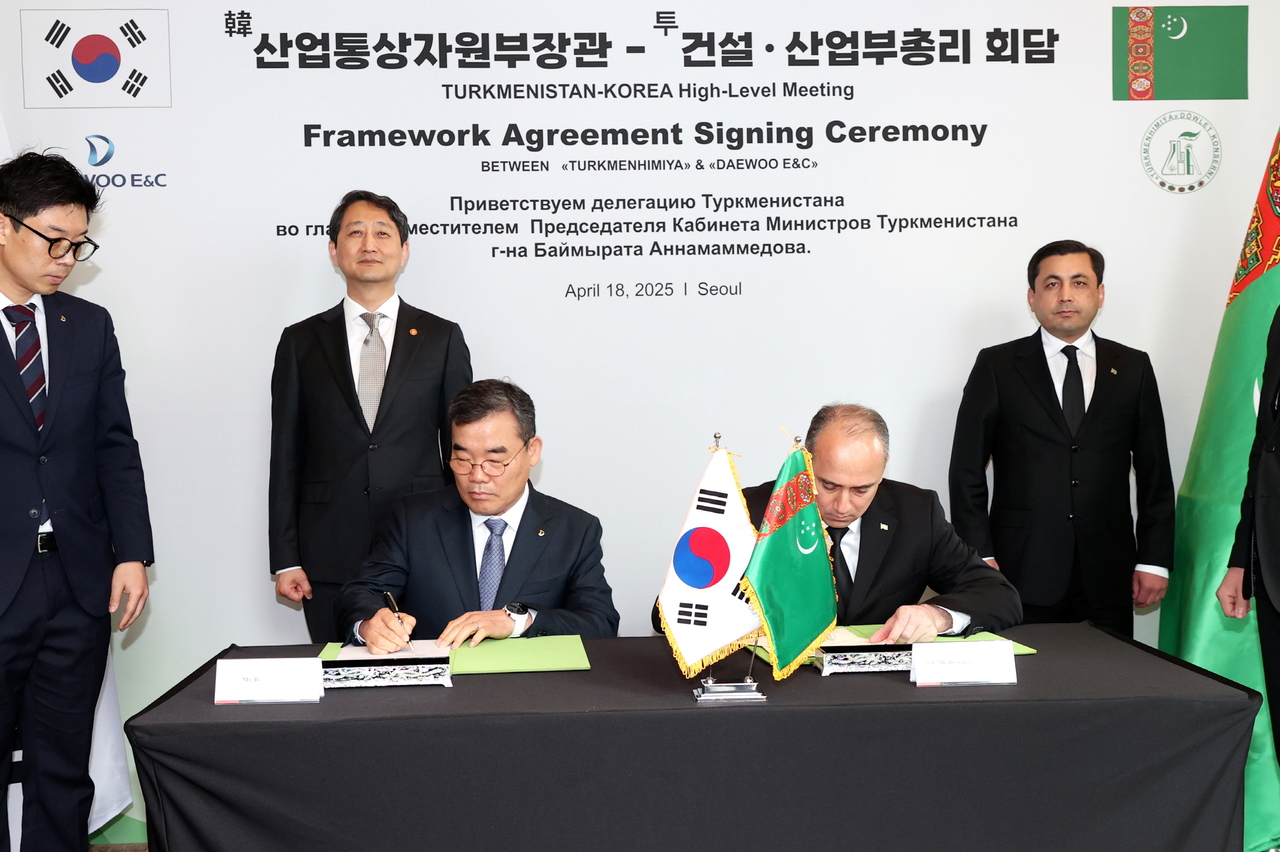 Daewoo E&C CEO Kim Bo-hyun (sitting on the left side) signs a framework deal to build a mineral fertilizer plant in Turkmenistan at a hotel in Seoul on April 18. (Daewoo E&C)