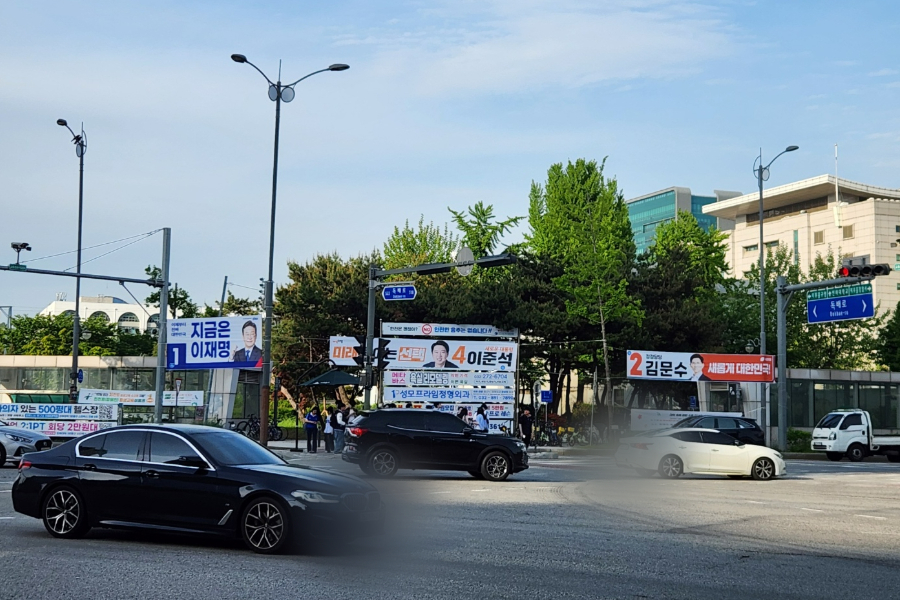 지난 14일 오후 인천광역시 미추홀구 인하대역 앞 사거리에 이재명 더불어민주당·김문수 국민의힘·이준석 개혁신당 대선 후보의 선거 유세 현수막이 각각 걸려있다. 이영기 기자