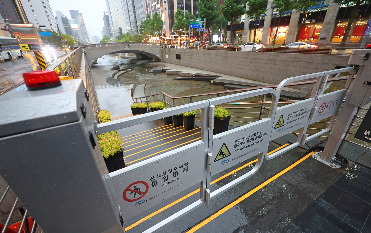 Access to the Cheonggyecheon walkway in Seoul is seen blocked on Friday afternoon. (Yonhap)