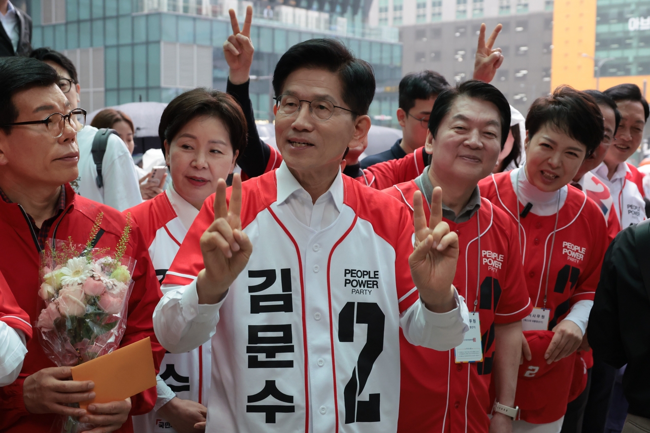 김문수 국민의힘 대통령 후보가 16일 오전 경기도 성남시 판교역 1번출구에서 출근길 시민들과 인사를 나누고 있다. 이상섭 기자