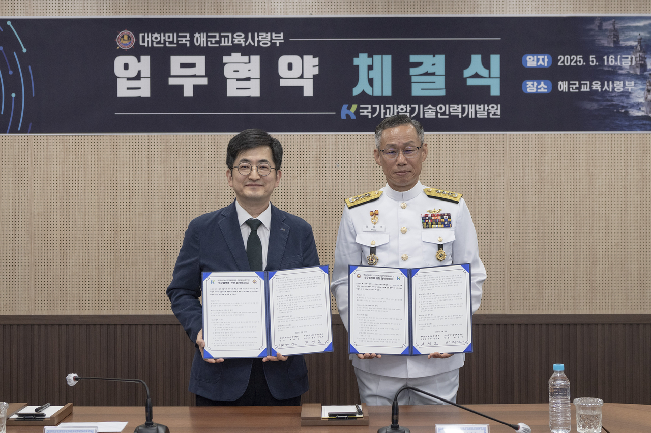 배태민(왼쪽) KIRD 원장과 강정호 해군교육사령부 사령관이 업무협약 후 기념촬영을 하고 있다.[KIRD 제공]