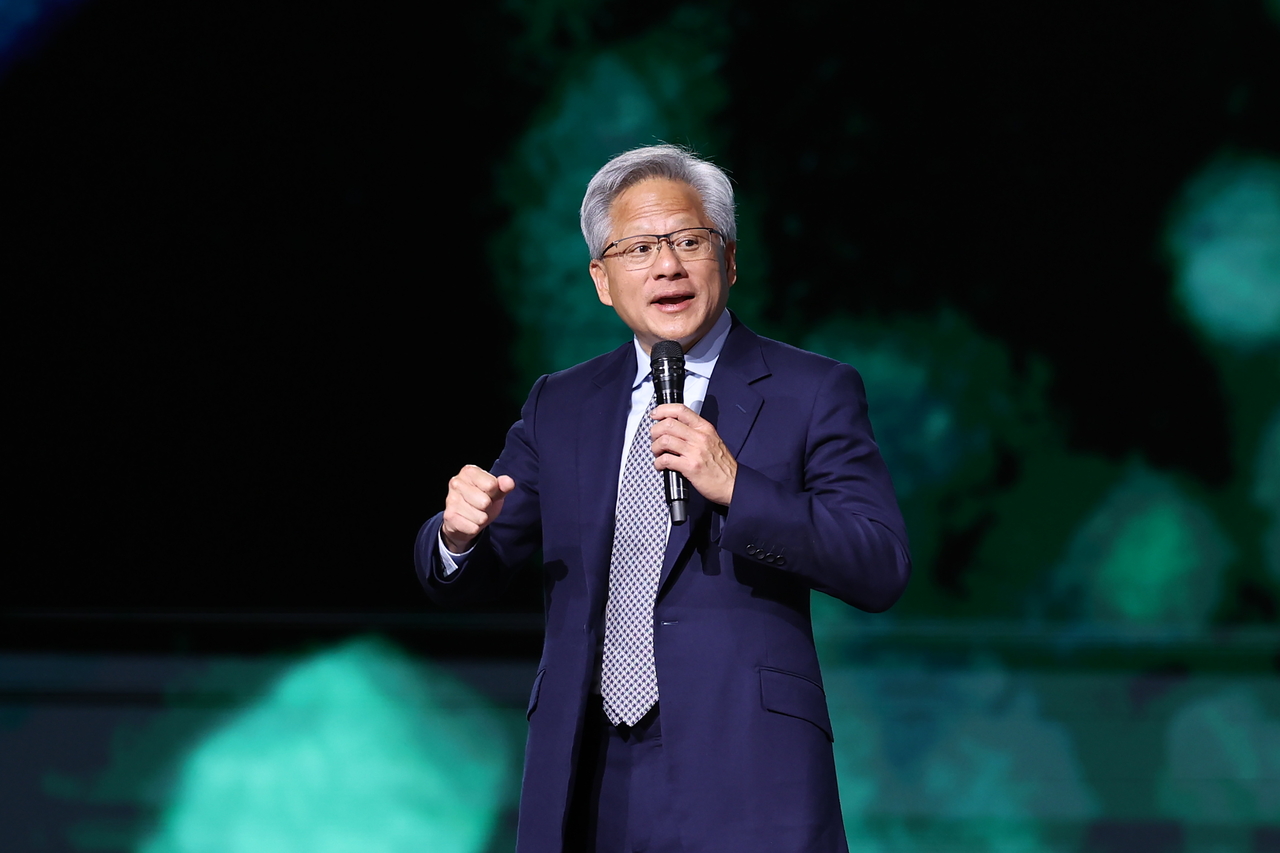 젠슨 황 엔비디아 최고경영자(CEO)가 13일(현지시간) 사우디아라비아 리야드에서 개최한 ‘사우디-미국 투자 포럼’에서 연설하고 있다. [EPA]