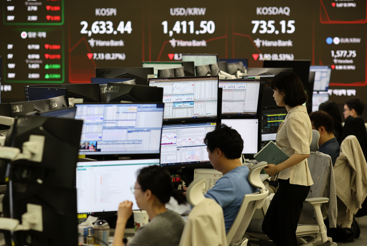 An electronic board showing the Korea Composite Stock Price Index at a dealing room of the Hana Bank headquarters in Seoul on Thursday. (Yonhap)
