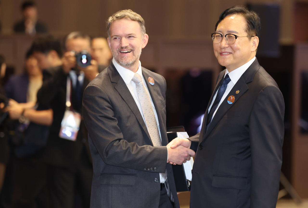 15일 제주 서귀포시 제주국제컨벤션센터에서 열린 APEC 2025 통상장관회의 개회식 직전 정인교(오른쪽) 산업통상자원부 통상교섭본부장이 제이미슨 그리어 미국 무역대표부(USTR) 대표와 인사하고 있다. [연합]