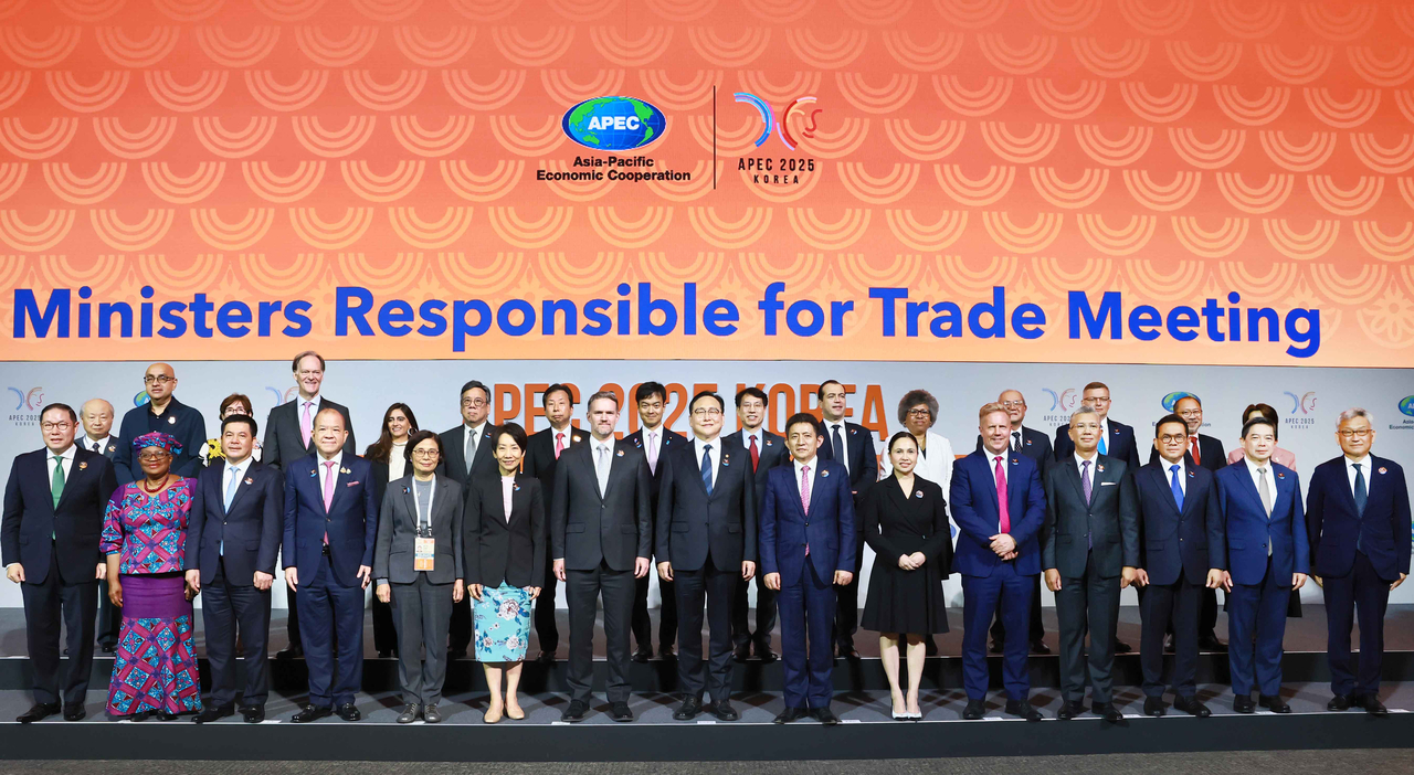 15일 오후 서귀포시 제주국제컨벤션센터에서 열린 APEC 2025 통상장관회의 개회식에서 정인교 산업통상자원부 통상교섭본부장이 제이미슨 그리어 미국 무역대표부(USTR) 대표, 리청강 중국 상무부 국제무역담판대표 겸 부부장 등 참석자들과 기념촬영하고 있다.  [산업통상자원부 제공]