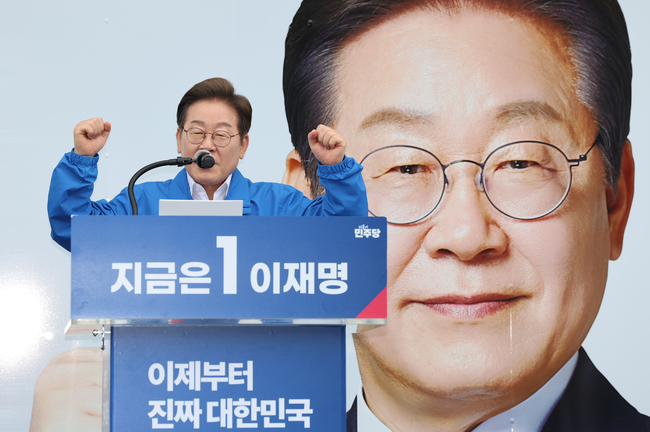 Democratic Party of Korea's presidential candidate Rep. Lee Jae-myung delivers a speech at a campaign rally held in Iksan, North Jeolla Province, on Friday. (Pool photo via Yonhap)