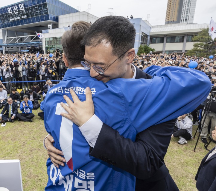 김상욱, 이재명 만나 포옹…“李, 참된 보수주의자면서 진보주의자”