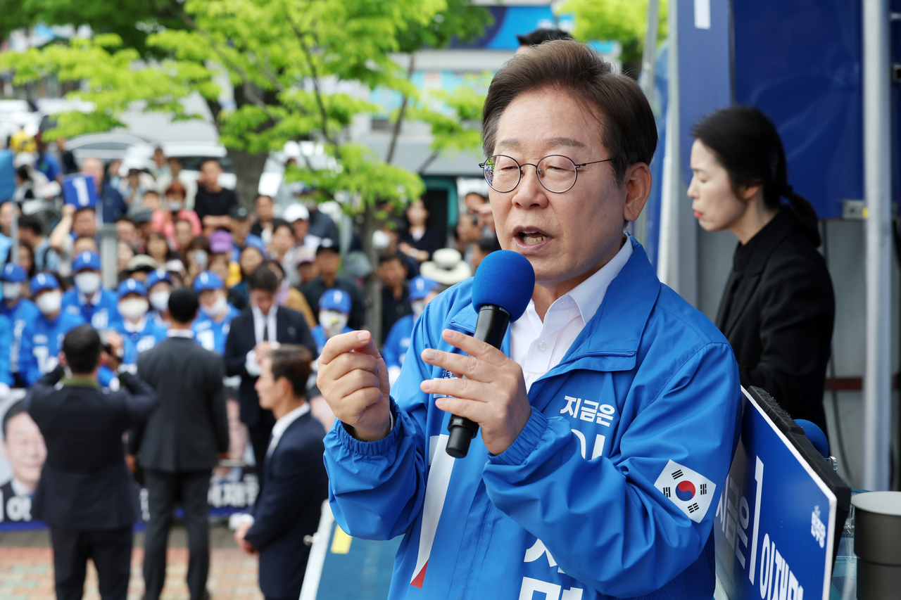 이재명  더불어민주당 대선 후보가 16일 전북 군산시 구시청광장에서 열린 유세에서 지지를 호소하는 연설을 하고 있다. 2025.5.16 [공동취재] [연합]