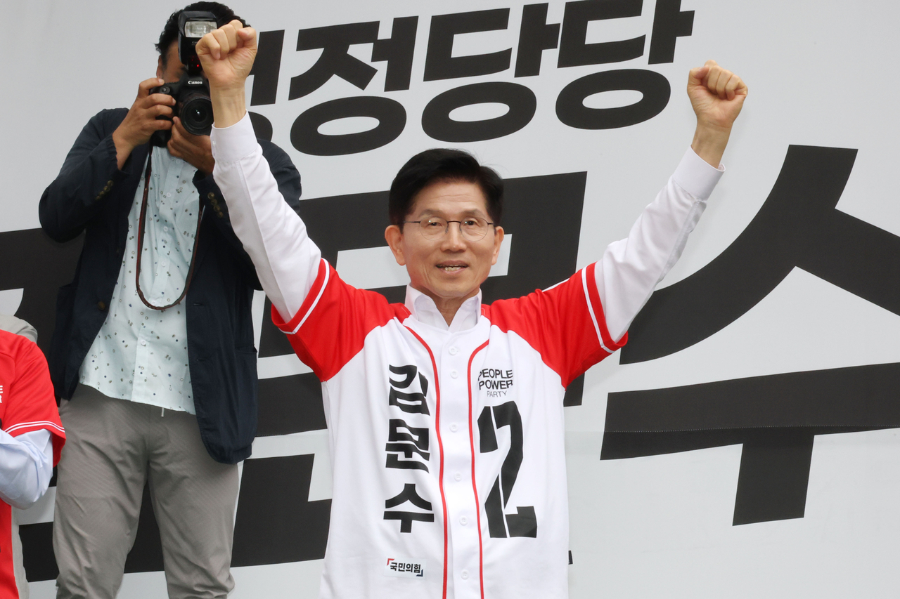 국민의힘 김문수 대선 후보가 16일 충남 천안시 신세계백화점 앞에서 열린 유세에서 두 손을 들어올리고 있다. <연합>
