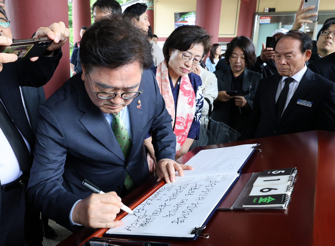 우원식 국회의장이 16일 오후 광주 북구 국립5·18민주묘지를 찾아 참배에 앞서 방명록을 작성하고 있다, <연합뉴스>