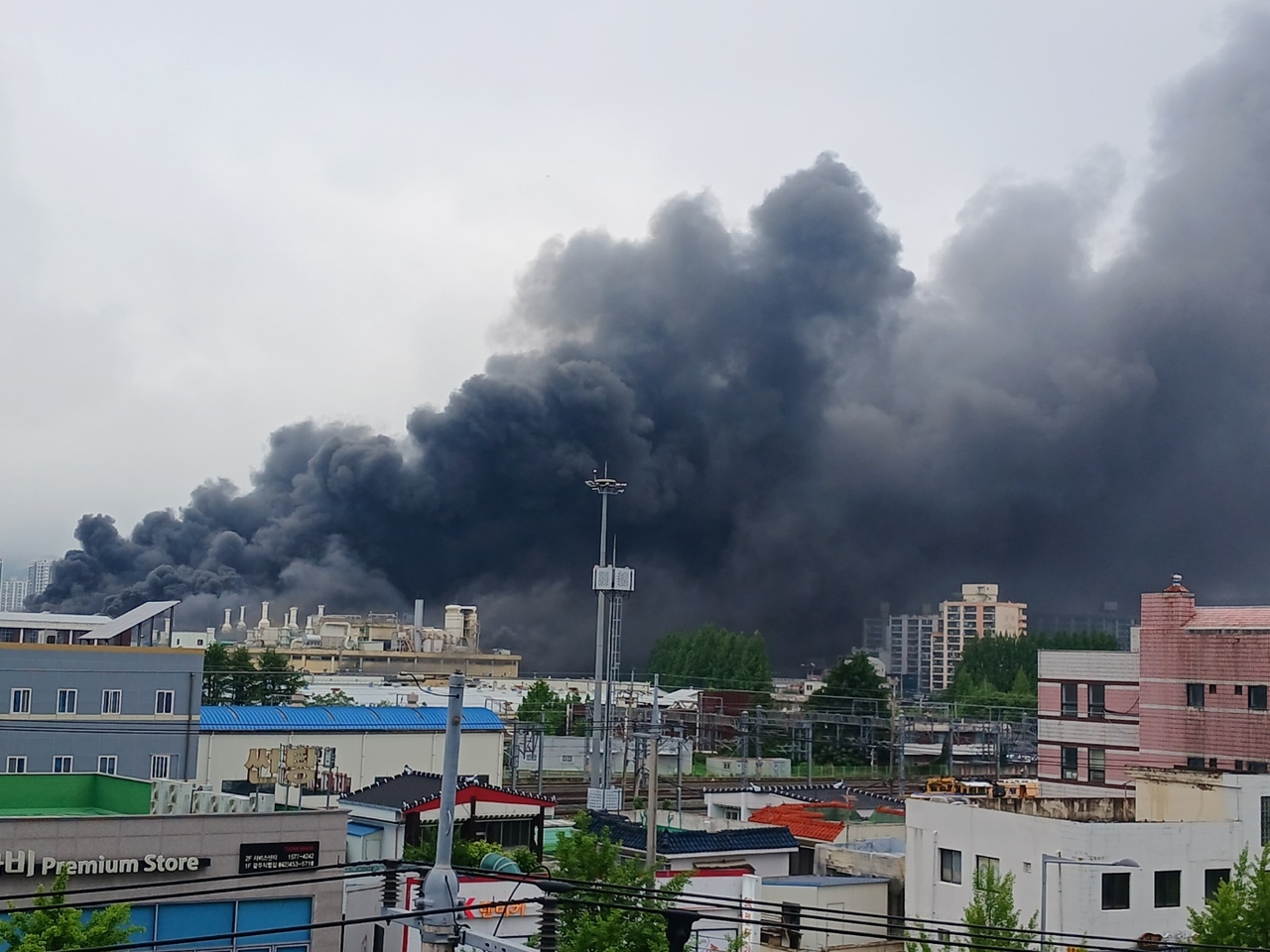 17일 오전 광주 광산구 소촌동 금호타이어 공장에서 불이 나 검은 연기가 피어오르고 있다. 2025.5.17 [독자제공. 재판매 및 DB 금지] <연합뉴스>