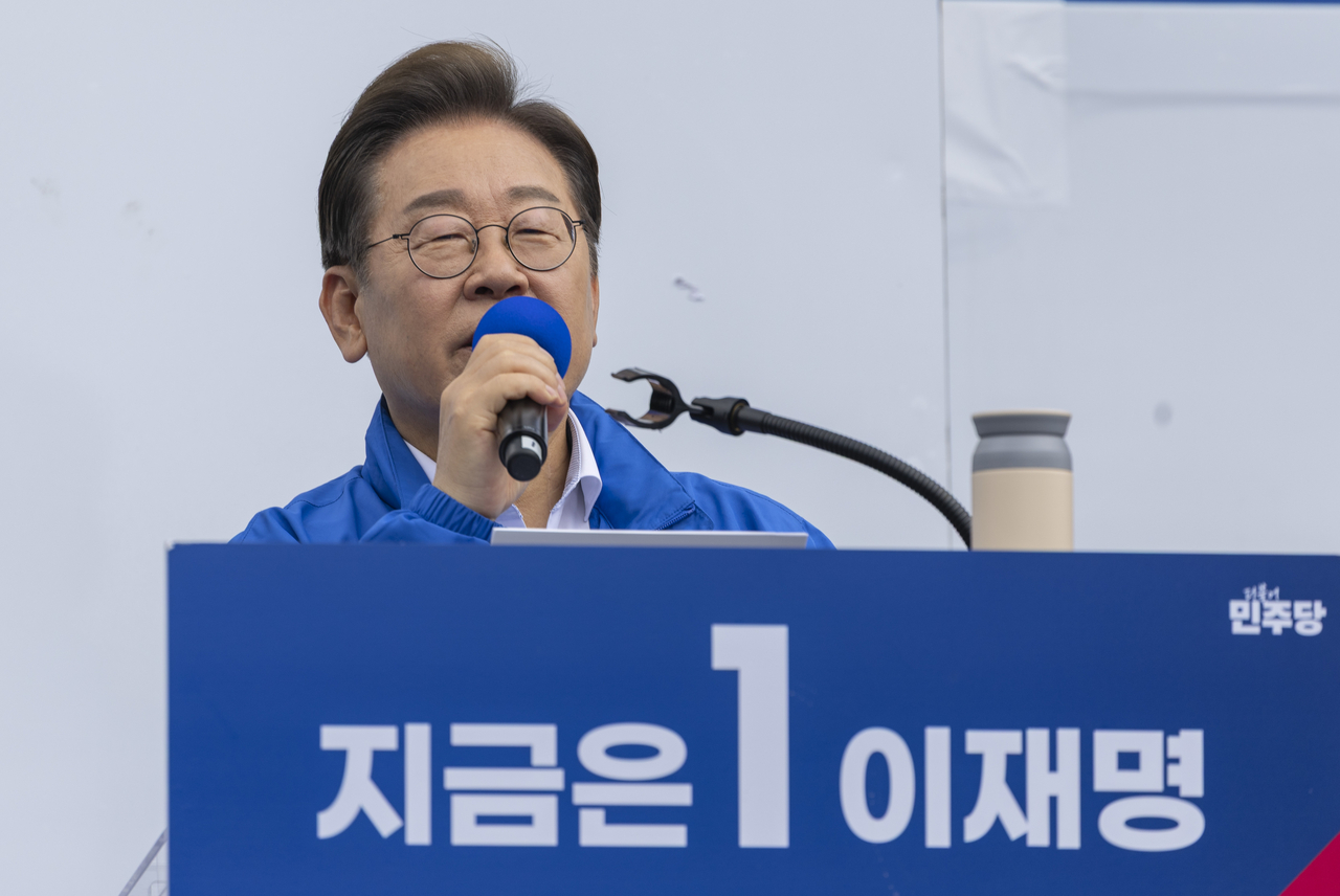 더불어민주당 이재명 대선후보가 17일 전남 나주시 금성관 망화루 앞에서 열린 유세에서 지지를 호소하는 연설을 하고 있다. [연합]