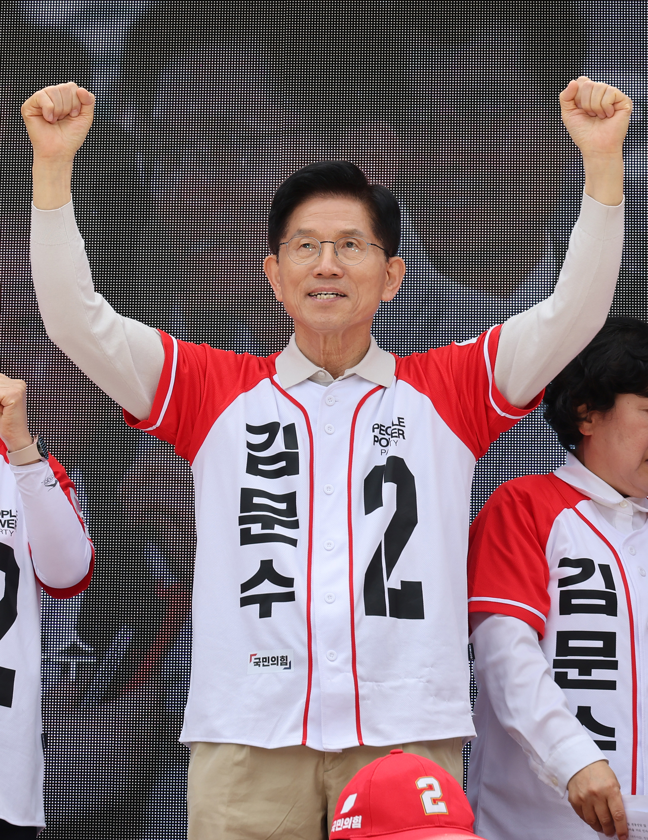 국민의힘 김문수 대선 후보가 17일 전북 전주시 전동성당인근에서 유세하고 있다. <연합>