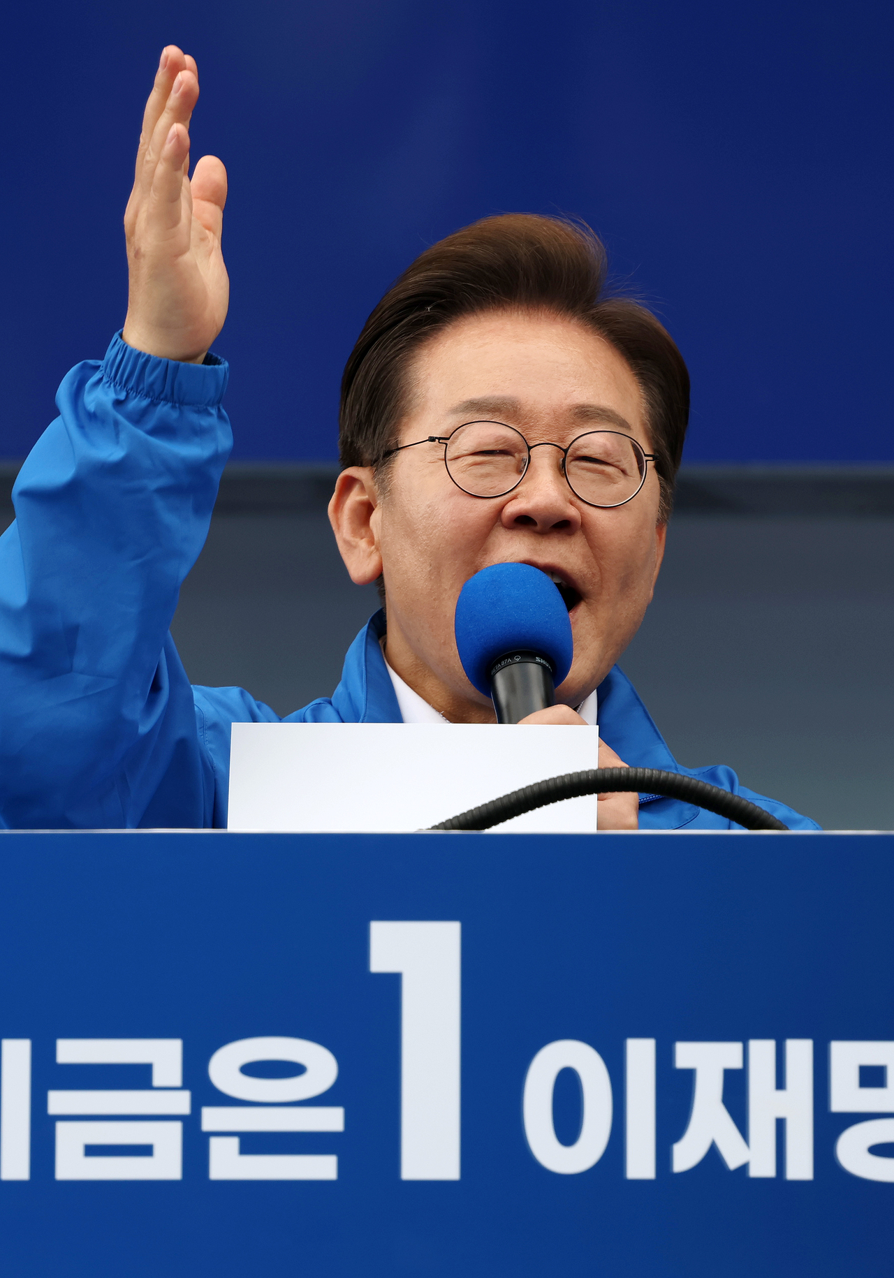 더불어민주당 이재명 대선후보가 17일 광주광역시 서구 김대중컨벤션센터 광장에서 열린 집중 유세에서 지지를 호소하는 연설을 하고 있다. 2025.5.17 [공동 취재] <연합뉴스>