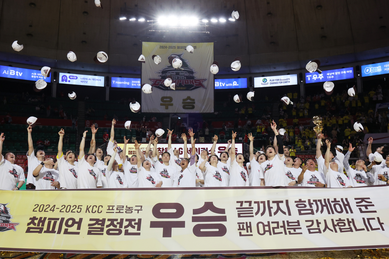 17일 서울 잠실학생체육관에서 열린 2024∼2025시즌 프로농구 서울 SK 나이츠와 창원 메이드 토토사이트 세이커스의 챔피언결정전 7차전 경기에서 승리한 메이드 토토사이트 선수들이 환호하고 있다. [연합]