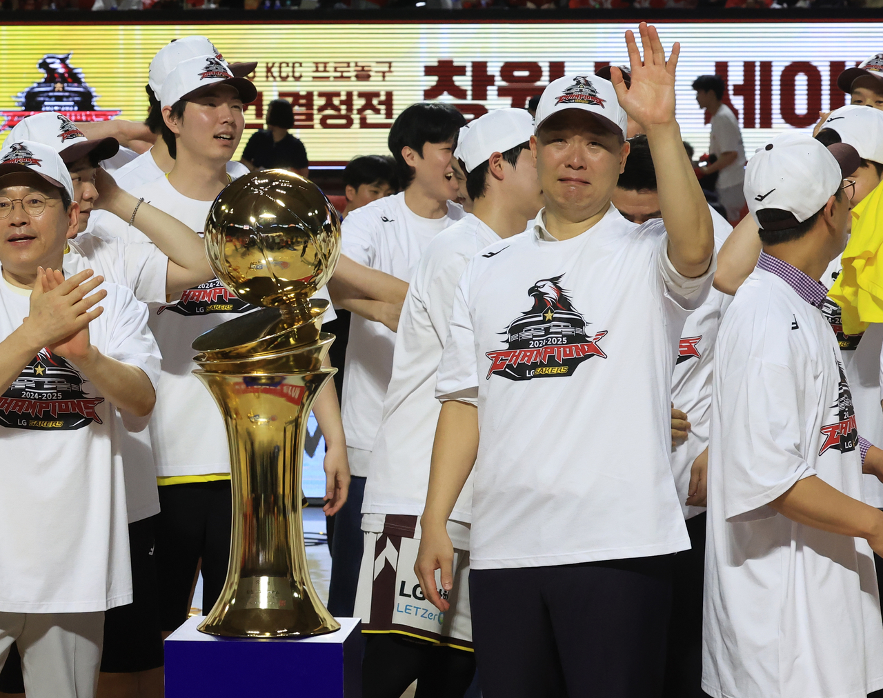 조상현 창원 LG 메이드 토토사이트이 17일 서울 잠실학생체육관에서 열린 2024∼2025시즌 프로농구 서울 SK 챔피언결정전 정상에 오른 뒤 눈물을 흘리며 기뻐하고 있다. [연합]