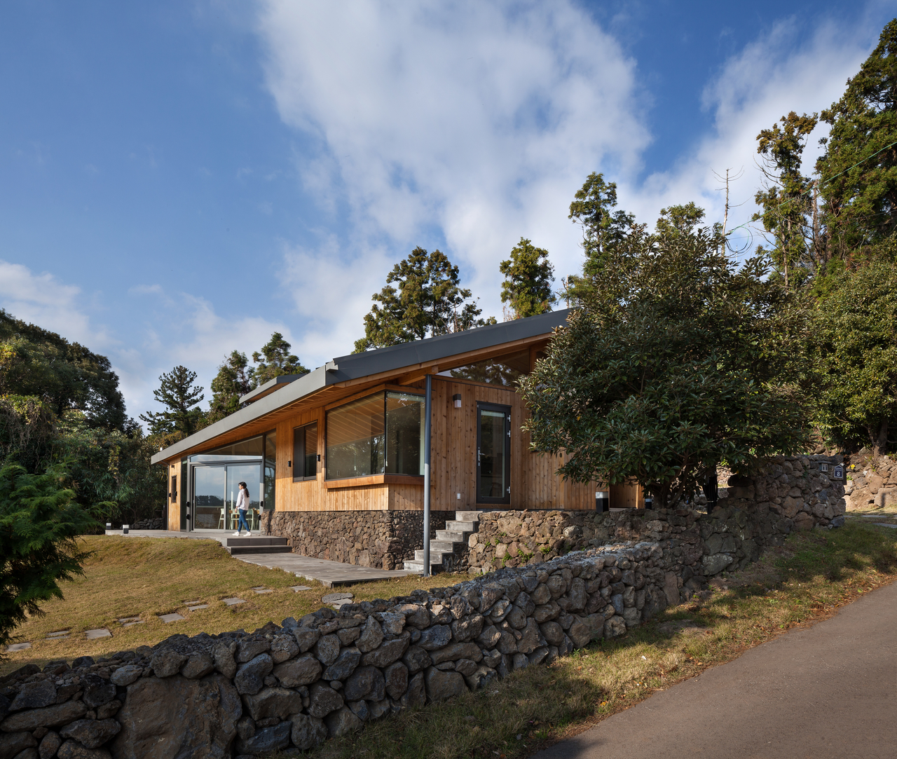 A guest house in Tosanri on Jeju Island ©Yoon Joonhwan