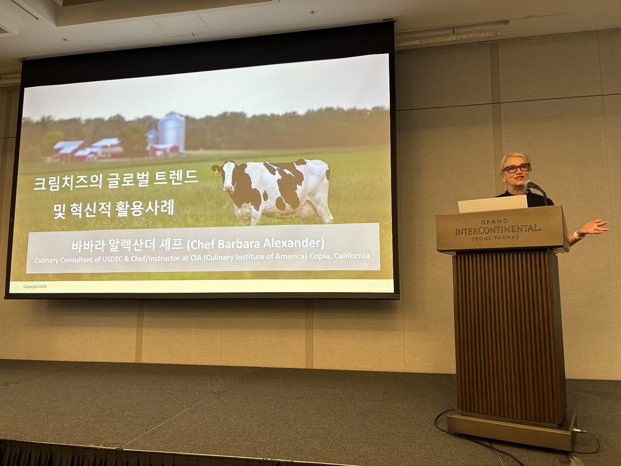 ‘미국 크림치즈 세미나’에서 바바라 알렉산더 셰프가 글로벌 크림치즈 트렌드를 발표하고 있다. 육성연 기자